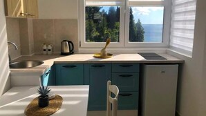 Refrigerador, periquera y utensilios de cocina 