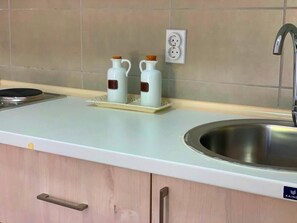 Réfrigérateur, four à micro-ondes, surface de cuisson, chaise haute