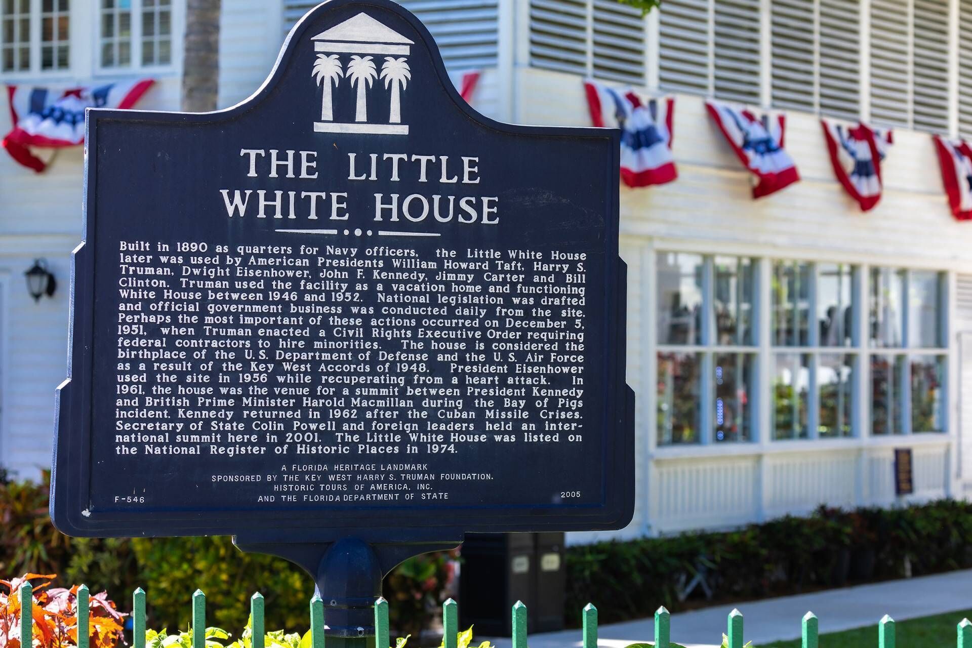 En historisk markørskilt for The Little White House med en detaljeret beskrivelse af dets historie og betydning.