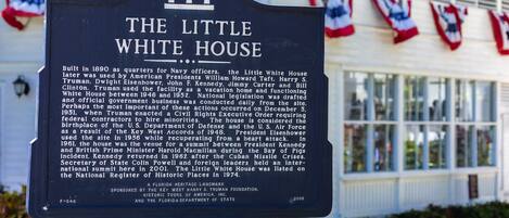 En historisk markørskilt for The Little White House med en detaljeret beskrivelse af dets historie og betydning.