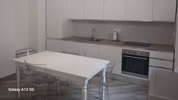 Frigorifero, microonde, forno, piano cottura