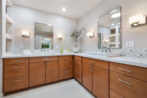 Shower, jetted tub, hair dryer, towels - Palm Valley CC Charm | Outdoor Dining on the Patio, Desert Fun, Fitness, Spa, Tennis & Pickle Ball (Palm Desert)