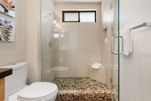 Shower, jetted tub, hair dryer, towels - Palm Valley CC Charm | Outdoor Dining on the Patio, Desert Fun, Fitness, Spa, Tennis & Pickle Ball (Palm Desert)