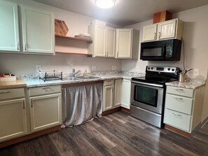 Microwave, oven, stovetop - Snowhaus - 3-bedroom Downtown Urban Oasis (Anchorage)