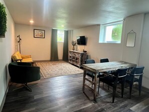 Dining - Snowhaus - 3-bedroom Downtown Urban Oasis (Anchorage)