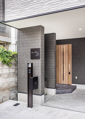 Entrée de l’hébergement