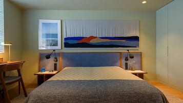 2 bedrooms, desk, iron/ironing board, internet