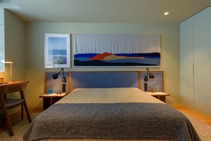 2 bedrooms, desk, iron/ironing board, internet