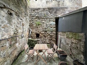 Outdoor dining - Oporto Downtown Garden Apartments by LuxiStay (Porto)