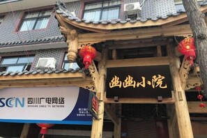 تفاصيل الفندق من الخارج