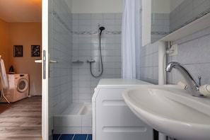 Secador de pelo, toallas, jabón y papel higiénico