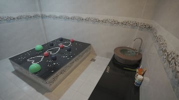 Sauna, tina de hidromasaje, baño de vapor y baño turco o hammam