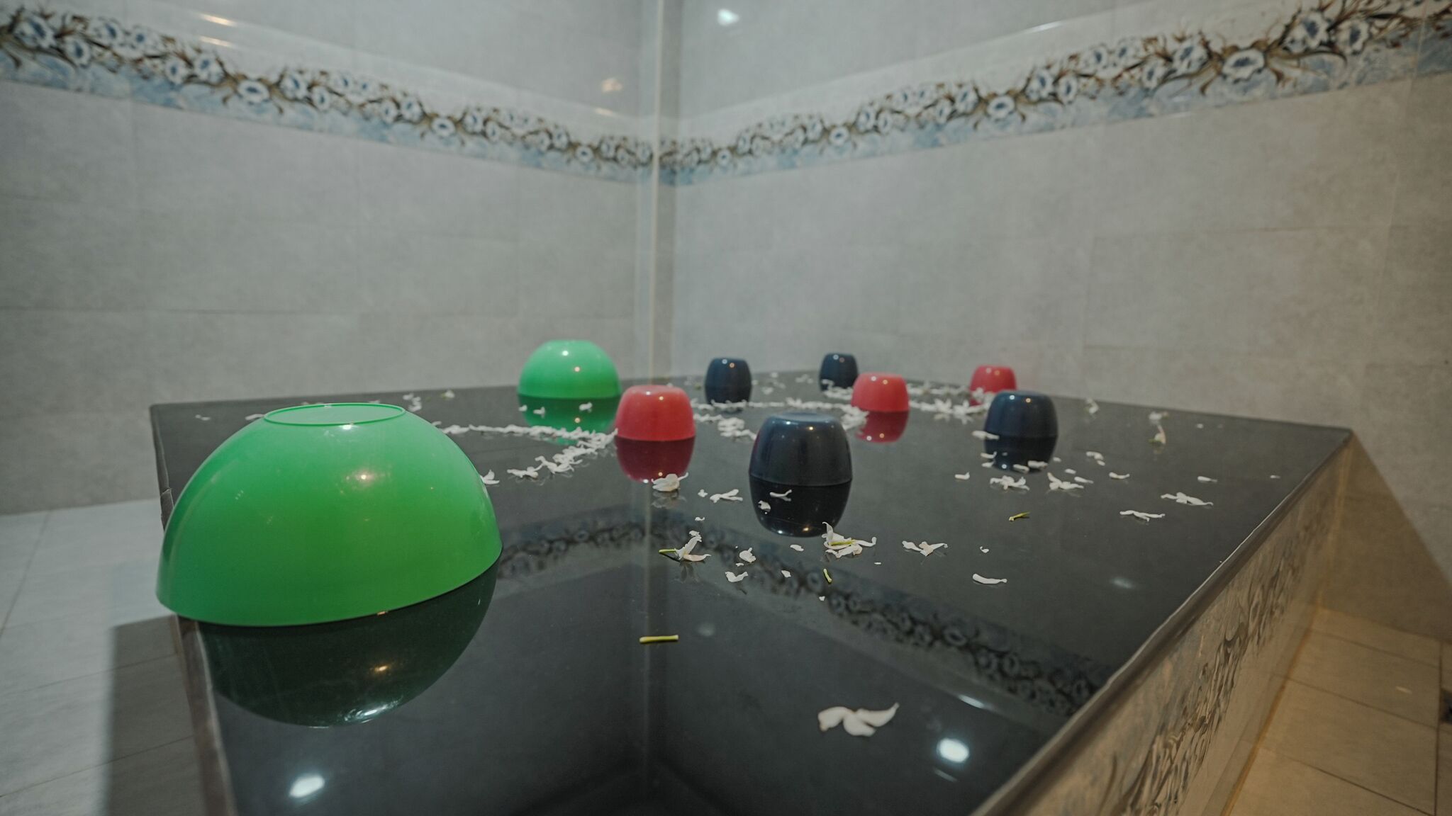 Un sauna, una bañera de hidromasaje, baño turco, baño turco/hammam