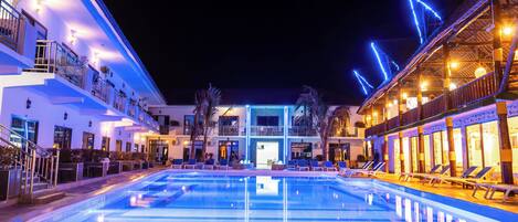 2 outdoor pools