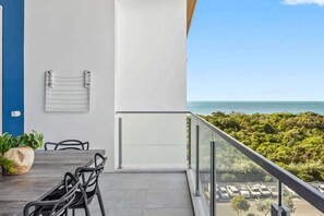 Outdoor dining - Waterfront 2-Bed Oasis - Pool, Steam, Jacuzzi, Gym (Bokarina)