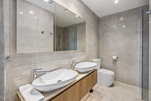 Shower, hair dryer, towels, shampoo - Waterfront 2-Bed Oasis - Pool, Steam, Jacuzzi, Gym (Bokarina)