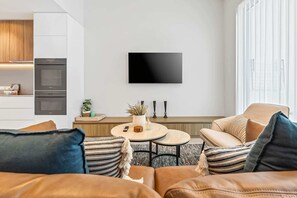 TV - Waterfront 2-Bed Oasis - Pool, Steam, Jacuzzi, Gym (Bokarina)