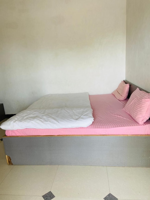 Standard Room | Desk