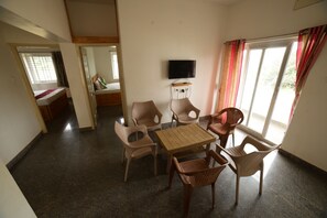 Classic Apartment | Living area | 32-inch TV with cable channels - Naksha Tree Hotels - Yelagiri (Tirupattur)