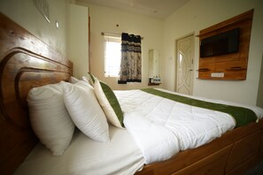 Hypo-allergenic bedding, free WiFi, bed sheets - Naksha Tree Hotels - Yelagiri (Tirupattur)