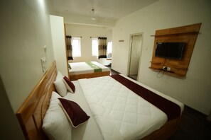Family Room | Hypo-allergenic bedding, free WiFi, bed sheets - Naksha Tree Hotels - Yelagiri (Tirupattur)