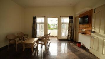 Classic Double Room | Hypo-allergenic bedding, free WiFi, bed sheets