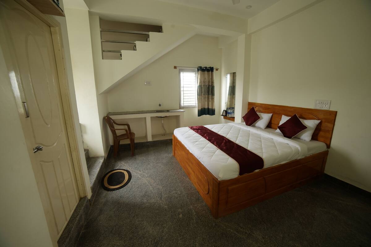 Ein Schlafzimmer mit einem Bett, einem Schreibtisch und einem Stuhl.