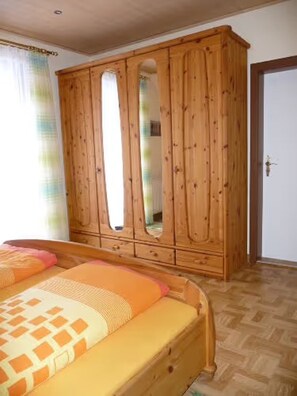 2 slaapkamers, een strijkplank/strijkijzer, gratis wifi, beddengoed