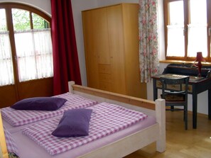 1 slaapkamer, een strijkplank/strijkijzer, gratis wifi, beddengoed