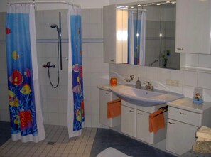 Een douche, een haardroger, handdoeken