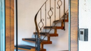 Una escalera con escalones de madera y barandillas de metal.