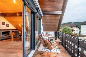 Outdoor dining - Apartment 'Goldener Hirsch' with Mountain View, Balcony and Wi-Fi (Lahr/Schwarzwald)