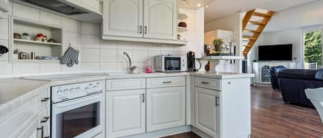 Réfrigérateur, four à micro-ondes, un four, surface de cuisson