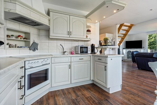 ثلاجة، ميكروويف، فرن، موقد طهي مسطح