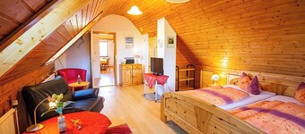 Ferienwohnung Susi" mit Bergblick, Balkon und Wi-Fi