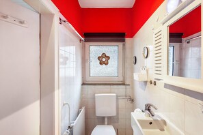 Dusj, hårføner og håndklær