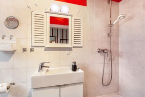Shower, hair dryer, towels