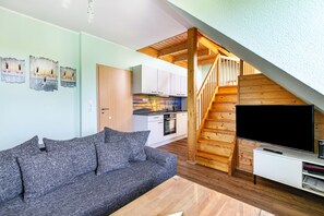 TV - Apartment 'Kiebeitznest' with Sea View, Private Terrace and Wi-Fi (Kaiser-Wilhelm-Koog)