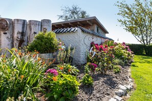 Property grounds - Apartment 'Kiebeitznest' with Sea View, Private Terrace and Wi-Fi (Kaiser-Wilhelm-Koog)