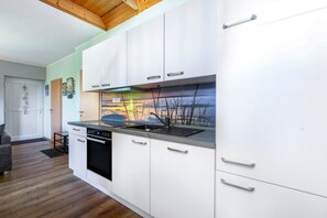 Fridge, microwave, oven, stovetop - Apartment 'Kiebeitznest' with Sea View, Private Terrace and Wi-Fi (Kaiser-Wilhelm-Koog)