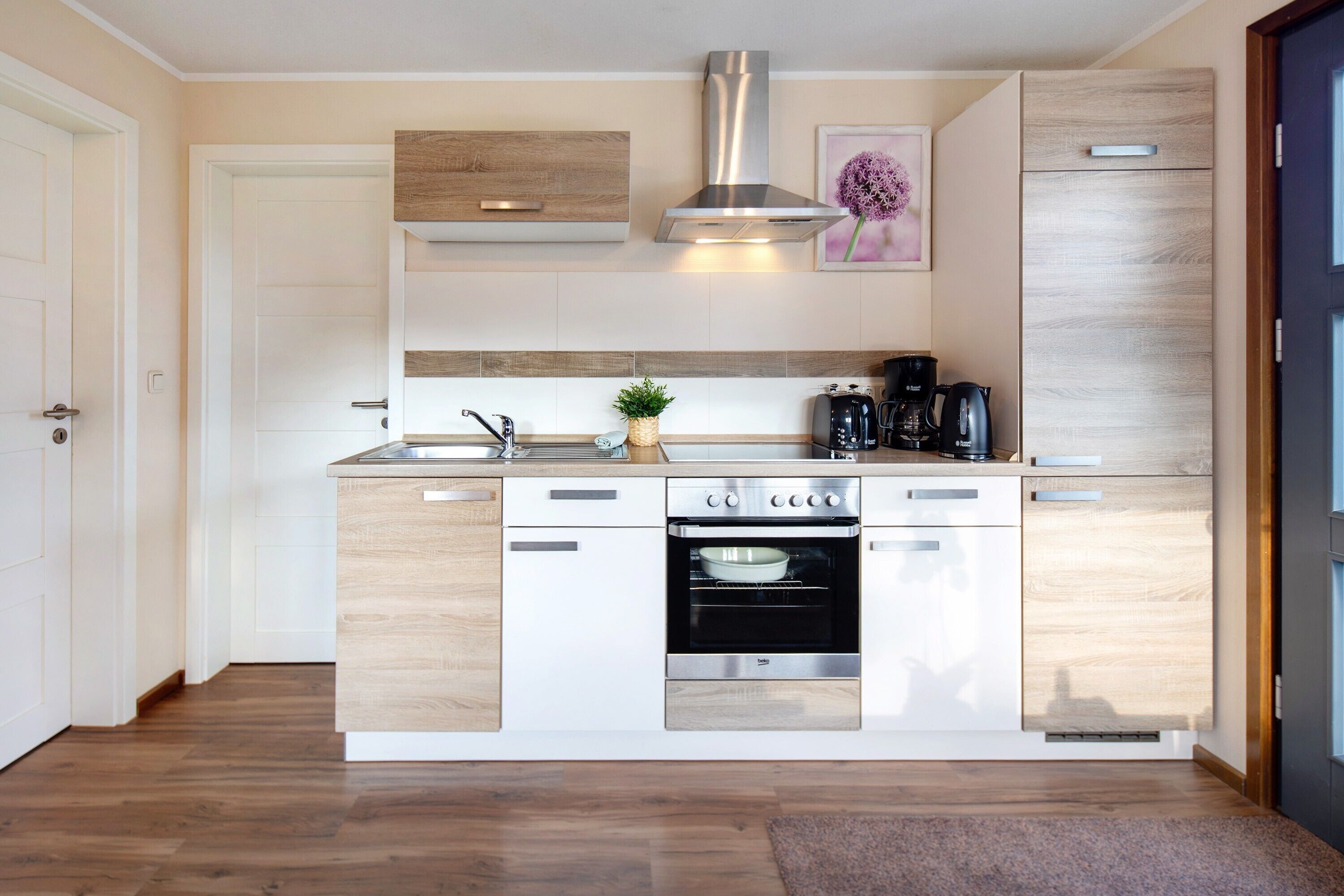 Kühlschrank, Ofen, Herdplatte, Wasserkocher mit Kaffee-/Teezubehör