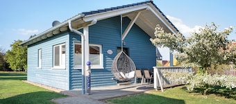 Ferienhaus 'Ferienhaus Blau' mit privater Terrasse, privatem Garten und Wi-Fi