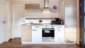 Kühlschrank, Ofen, Herdplatte, Wasserkocher mit Kaffee-/Teezubehör