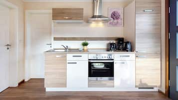 Fridge, oven, stovetop, coffee/tea maker