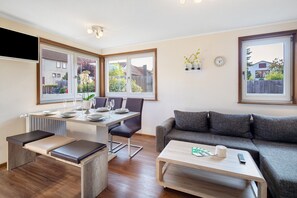 Dining - Holiday Home 'Ferienhaus Blau' with Private Terrace, Private Garden and Wi-Fi (Hörselberg-Hainich)