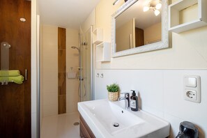 Shower, hair dryer, towels - Holiday Home 'Ferienhaus Blau' with Private Terrace, Private Garden and Wi-Fi (Hörselberg-Hainich)