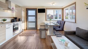 Una cocina moderna con comedor, un sofá y una mesa de centro.