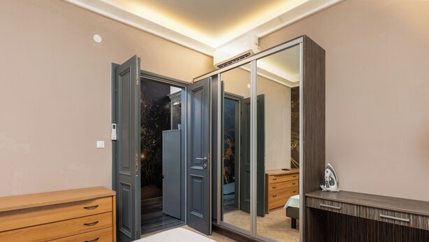 A bedroom with a bed, a wardrobe, a desk, and a mirror. - Room-seistanca Lux - Old City Entrance D (Dubrovnik)
