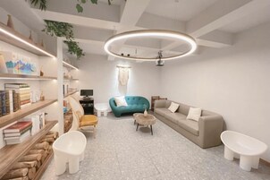 Una sala de estar moderna con un sofá, una mesa de centro y estanterías.