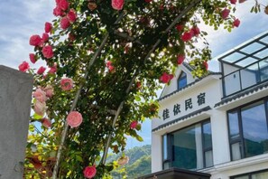 A building with a sign that reads 'Hotel for the People'. - Xiangshan Jiayi Sisters Holiday Villa (Xiangshan)